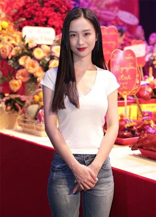 Jun Vũ diện áo phông trắng, xuất hiện rạng rỡ tại buổi lễ cúng Tổ nghề sân khấu