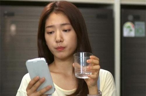 Tình cờ phát hiện tin nhắn của người lạ gửi từ 1 năm trước, tôi muốn ly hôn chồng dù mới cưới không lâu