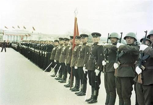 Trong thành phần Lực lượng Vũ trang Liên bang CHXHCN Xô Viết, lục quân hay còn được gọi là Quân đội Liên Xô (biệt danh " Hồng quân Liên Xô”) được coi là thành phần lớn nhất với quân số thường trực năm 1991 đạt 3,66 triệu người, chưa kể 4,12 triệu lính dự bị. Nguồn ảnh: Visualhistory