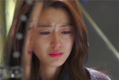 Tôi khóc ngất khi nhìn thấy thiệp mời cưới của em gái ruột