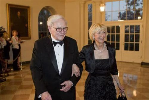 Warren Buffett và vợ Astrid Buffett tới dự bữa tối tại Nhà Trắng vào năm 2012 - Ảnh: Getty Images.