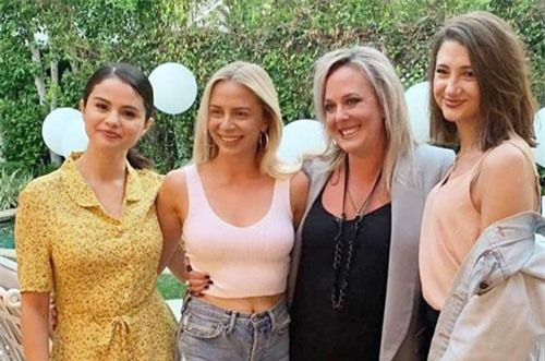 Đẳng cấp nhan sắc Selena Gomez: Chẳng cần lồng lộn vẫn nổi bần bật trong sinh nhật bạn, lấn át nhân vật chính
