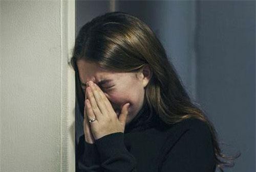 Mua cặp bánh Trung thu nhưng chưa kịp tặng bố mẹ đã bị chồng lấy cho bên nhà nội, thắc mắc thì anh tuyên bố không thể "phũ" hơn