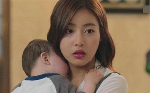 'Chết sững' nhìn chồng vật vã trong đám tang người yêu cũ