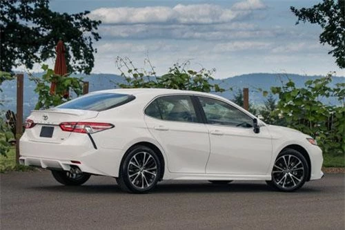 9. Toyota Camry (doanh số: 31.986 chiếc).