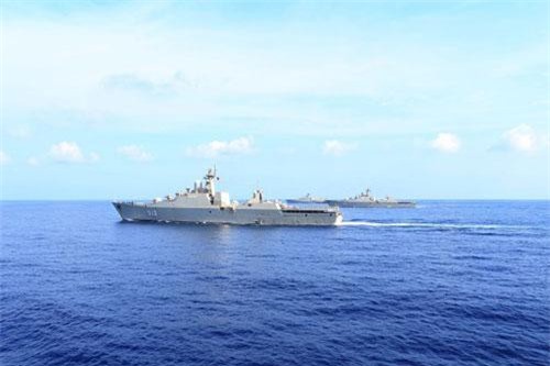 Cực hiếm cảnh 4 hộ vệ hạm Hải quân Việt Nam hội tụ trên Biển Đông