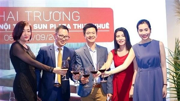 Ban lãnh đạo AKA Furniture Group trong sự kiện khai trương.