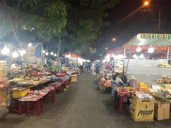  Chợ đêm Sơn Trà ở Đà Nẵng khiến nhiều du khách chỉ đi một lần cho biết