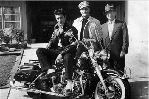Ông hoàng nhạc Rock - Elvis Presley vốn nổi tiếng là một người đam mê xe, đặc biệt là hai thương hiệu Cadillac và Harley-Davidson. Mới đây, chiếc xe môtô Harley-Davidson FLH 1200 Electra Glide của Elvis Presley vừa được đưa ra bán đấu giá.