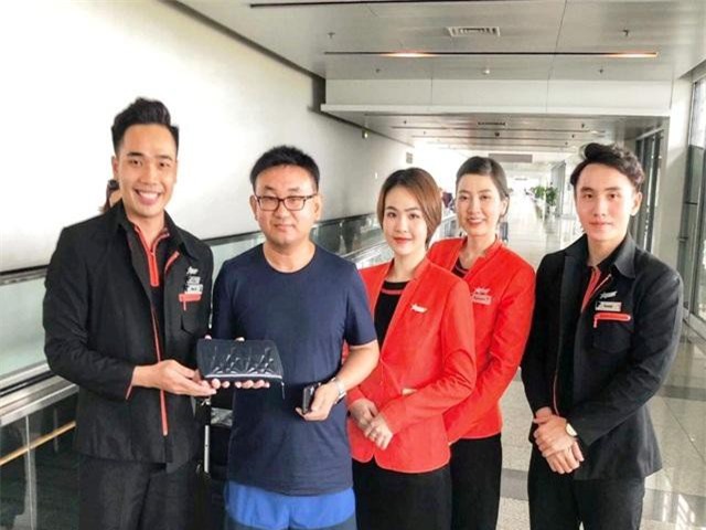 Trao trả ngoại tệ trị giá trên 125 triệu đồng cho khách quên trên máy bay