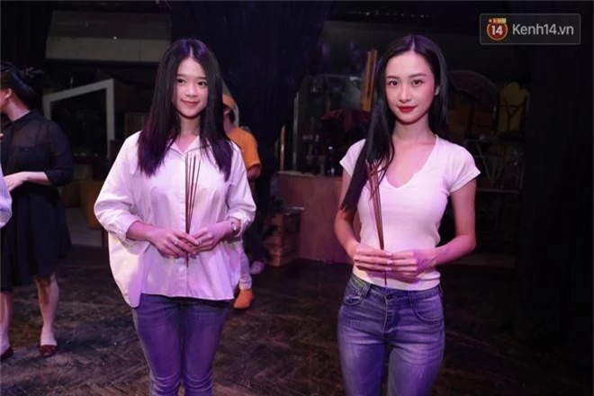 Jun Vũ, Linh Ka xuất hiện rạng rỡ cùng dàn nghệ sĩ thành kính dâng hương cúng Tổ nghề tại sân khấu Thế giới trẻ - Ảnh 3.