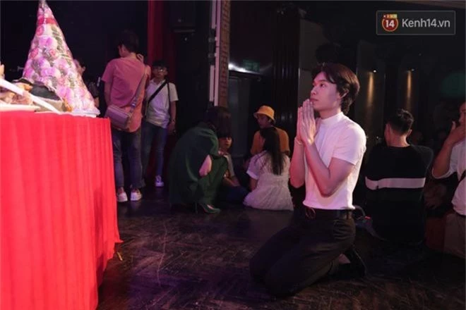 Jun Vũ, Linh Ka xuất hiện rạng rỡ cùng dàn nghệ sĩ thành kính dâng hương cúng Tổ nghề tại sân khấu Thế giới trẻ - Ảnh 9.
