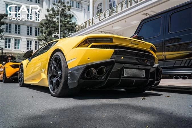 Siêu xe Lamborghini Huracan này là một trong những chiếc Huracan đầu tiên về Việt Nam vào năm 2015. Trước đây, chiếc xe từng định cư tại TP HCM với biển số đẹp 68888 trước khi được bán về Nha Trang vào giữa năm ngoái.