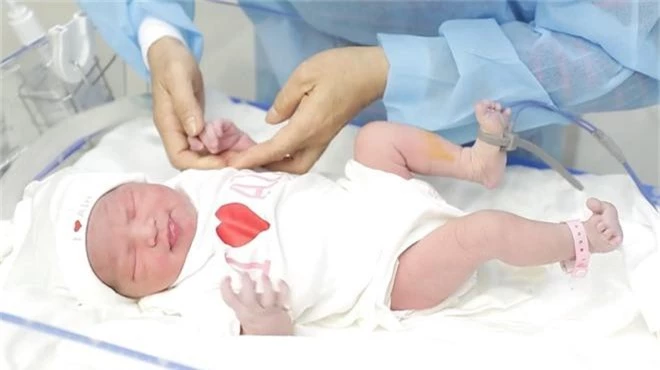 Lê Phương chính thức công khai rõ mặt con gái nhỏ gần 2 tuần tuổi cực dễ thương, sinh vào ngày quá đặc biệt - Ảnh 4.