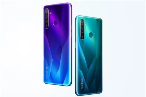 Realme Q sử dụng vỏ ngoài bằng nhựa giả kính. Máy có kích thước 157x74,2x8,9 mm, cân nặng 184 g. 