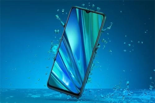 Realme Q có khả năng chống nước khi đi trời mưa hoặc vô tình làm đổ nước vào. 