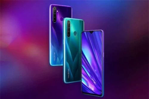 Realme Q có 2 màu Sparkling Blue và Crystal Green, được bán tại Trung Quốc vào ngày 9/9. Giá bán của phiên bản RAM 4 GB/ROM 64 GB là 998 Nhân dân tệ (tương đương 3,23 triệu đồng). Phiên bản RAM 6 GB/ROM 64 GB có giá 1.198 Nhân dân tệ (3,87 triệu đồng). Nếu muốn sở hữu phiên bản RAM 8 GB/ROM 128 GB, khách hàng phải chi 1.498 Nhân dân tệ (4,85 triệu đồng).