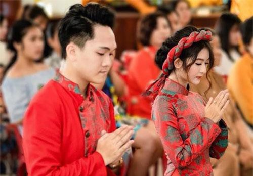 Dàn hot girl sinh năm 1999 lên xe hoa khi còn rất trẻ