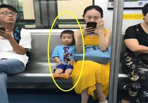 Ai cũng đoán đây là đứa trẻ ngoan, được giáo dục tốt chỉ vì biểu hiện này khi ngồi cạnh mẹ