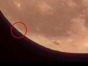 CLIP: Phát hiện hàng trăm UFO bí ẩn kéo nhau rời Mặt trăng