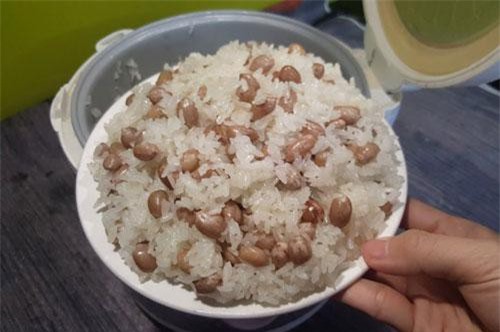Nấu xôi lạc thơm dẻo chỉ cần dùng nồi cơm điện theo cách này, vụng đến mấy cũng làm được