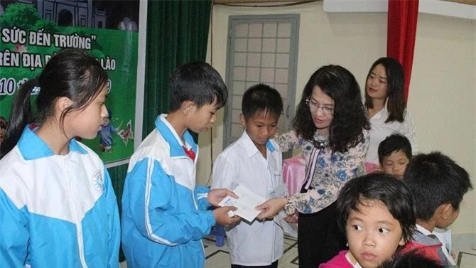 Bà Hồ Thị Lan, Tổng Biên tập Báo Lâm Đồng trao học bổng cho các em học sinh (Ảnh: VH)
