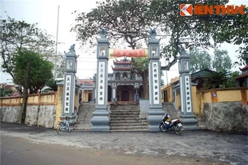 Nằm trên đất làng Lương Trung xã Lương Niệm phủ Quảng Xương nay, là khu phố Khanh Tiến phường Trung Sơn thị xã Sầm Sơn, đền Đề Lĩnh có lịch sử gần 500 năm, là ngôi đền nổi tiếng linh thiêng, gắn với một câu chuyện lịch sử bi tráng được lưu truyền nhiều thế hệ. Nằm trên đất làng Lương Trung xã Lương Niệm phủ Quảng Xương nay, là khu phố Khanh Tiến phường Trung Sơn thị xã Sầm Sơn, đền Đề Lĩnh có lịch sử gần 500 năm, là ngôi đền nổi tiếng linh thiêng, gắn với một câu chuyện lịch sử bi tráng được lưu truyền nhiều thế hệ.