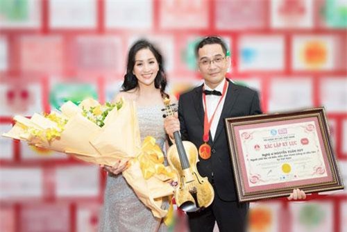 Khánh Thi tiết lộ anh trai nhận kỷ lục Việt Nam về chế tác violin bằng sứ