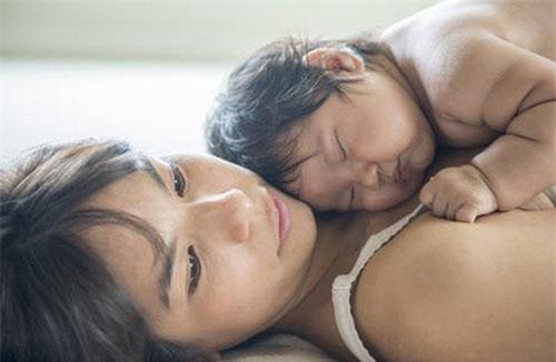 Ngày con ra đời, bố mẹ tôi nhìn cháu ngậm ngùi lau nước mắt còn nhà chồng thì mừng như bắt được vàng, nhưng câu khen ngợi của mẹ chồng khiến tôi đắng lòng