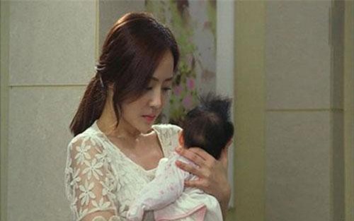 Chị chồng hết chê cháu xấu lại còi, tôi "tím người" trước cảnh tượng này