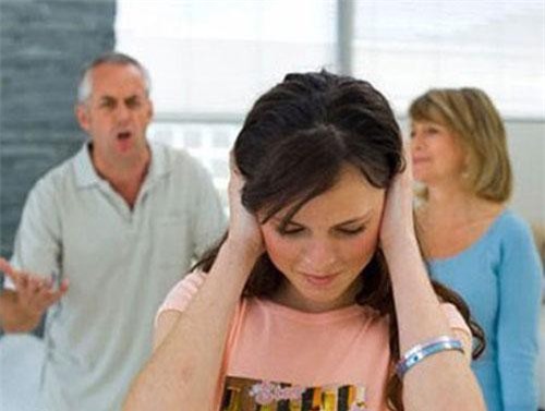 Ca thán chồng đi chơi về khuya: Bố chồng nói một câu con dâu chỉ biết câm nín