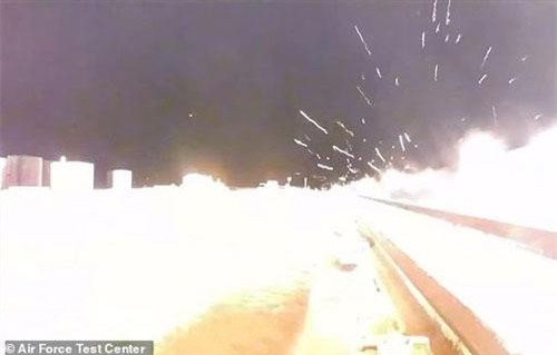 Khoảnh khắc vũ khí siêu thanh Mỹ lao nhanh gấp 8 lần tốc độ âm thanh