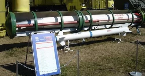 Tên lửa đánh chặn 9M96 nằm trong ống phóng kiêm ống bảo quản. Ảnh: Almaz-Antey.
