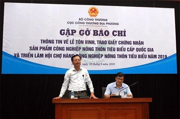 Ông Ngô Quang Trung, Cục trưởng Cục Công Thương địa phương phát biểu tại buổi gặp gỡ báo chí. 