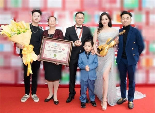 Khánh Thi tiết lộ anh trai nhận kỷ lục Việt Nam về chế tác violin bằng sứ - 3