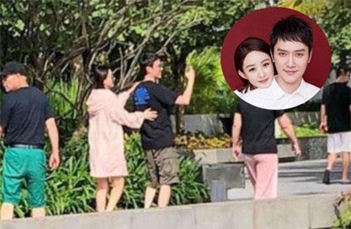 Xoá tan dị nghị bỏ nhẫn cưới, hoãn hôn lễ, Triệu Lệ Dĩnh "bám" Phùng Thiệu Phong như hình với bóng đi du lịch