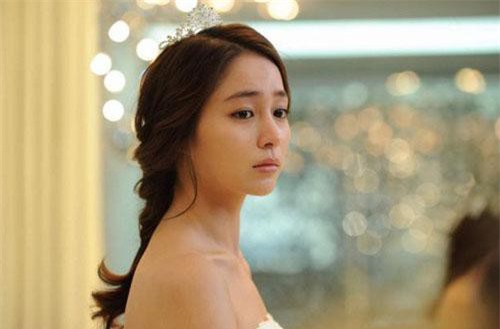 Khách khứa bỗng ùa ra cổng trong lúc mẹ chồng đang trao vàng, tôi ôm váy cưới chạy theo thì ngã quỵ trước cảnh tượng