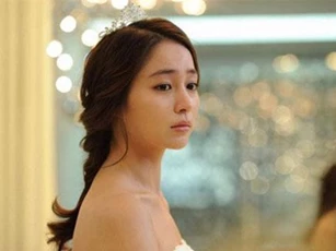 Khách khứa bỗng ùa ra cổng trong lúc mẹ chồng đang trao vàng, tôi ôm váy cưới chạy theo thì ngã quỵ trước cảnh tượng