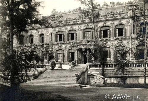 Mặt tiền của điện Kiến Trung, Tử Cấm Thành Huế năm 1930. Là một cung điện nằm ở điểm cực Bắc của trục thần đạo xuyên qua trung tâm Tử Cấm Thành, điện Kiến Trung được vua Khải Định cho xây vào năm 1921-1923 để làm nơi sinh hoạt của vua trong hoàng cung. Ảnh: Aavh.org.