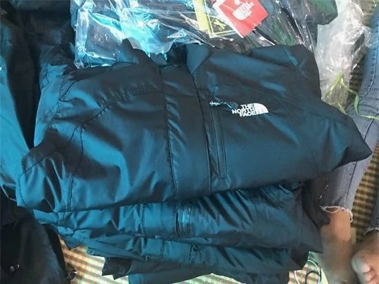 Áo gió nhái thương hiệu The North Face được bán ra thị trường với giả chỉ vài trăm ngàn đồng. 