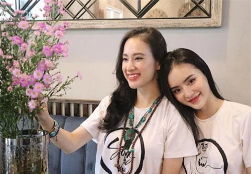 Từng có thời gian Angela Phương Trinh muốn em gái theo đuổi việc đóng phim. Song, Phương Trang sớm thay đổi con đường, chuyển sang kinh doanh online.