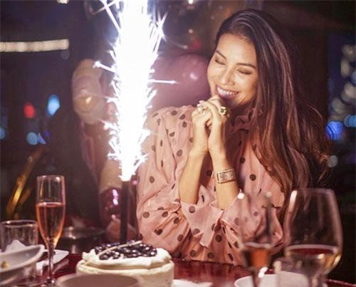 Sang Mỹ, Phạm Hương liên tục khoe nhẫn kim cương, siêu xe và biệt thự lộng lẫy