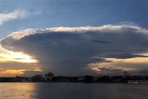 CLIP HOT (11/9): Người ngoài hành tinh điều UFO khổng lồ giám sát Trái đất, body ‘gây sát thương’ của nàng ‘nấm lùn’ hot nhất nhì thế giới