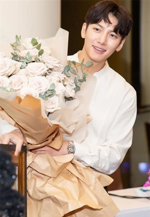 Ji Chang Wook đầy thiện ý muốn giao lưu với khán giả Việt tuy nhiên để đảm bảo an toàn cho người tham gia giao thông và khán giả, anh đã chọn giải pháp tốt nhất.