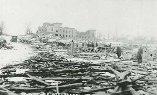 Vào ngày 6/12/1917, tại bến cảng Halifax ở thành phố Halifax, Nova Scotia, Canada đã xảy ra một vụ nổ kinh hoàng, được coi là có sức tàn phá lớn nhất trong lịch sử đất nước Bắc Mỹ này.