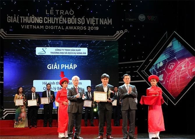 Đại diện Công ty Song Ân (giữa) lên nhận Giải thưởng Chuyển đổi số Việt Nam năm 2019. Ảnh: VDA cung cấp.