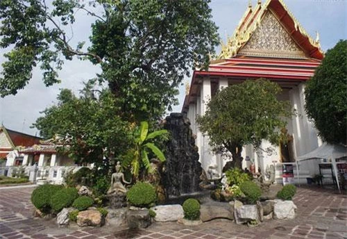 Trong khuôn viên của Wat Pho - ngôi chùa lớn nhất và cổ nhất ở thủ đô Bangkok của Thái Lan có một điện thờ đặc biệt, được xây dựng với quy mô rất bề thế.