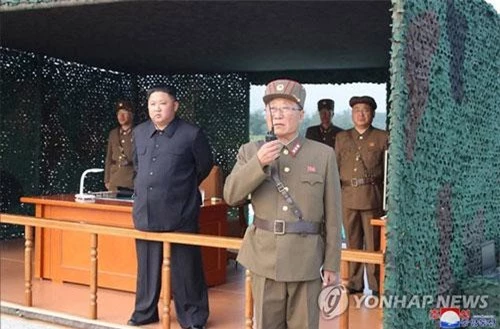 Chủ tịch Triều Tiên Kim Jong-un thị sát vụ thử vũ khí (Ảnh: Yonhap)