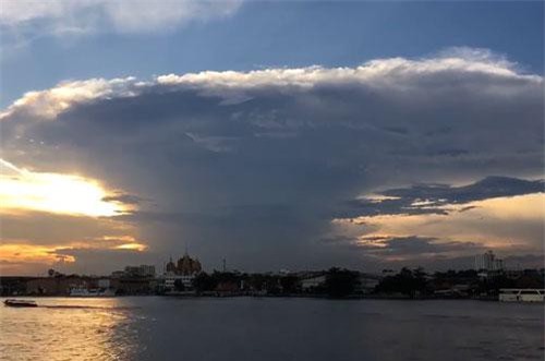 CLIP: UFO khổng lồ bí mật giám sát Trái đất?