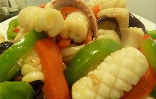 Mực tươi xào với rau gì để không bị tanh lại ngon, giòn sần sật?